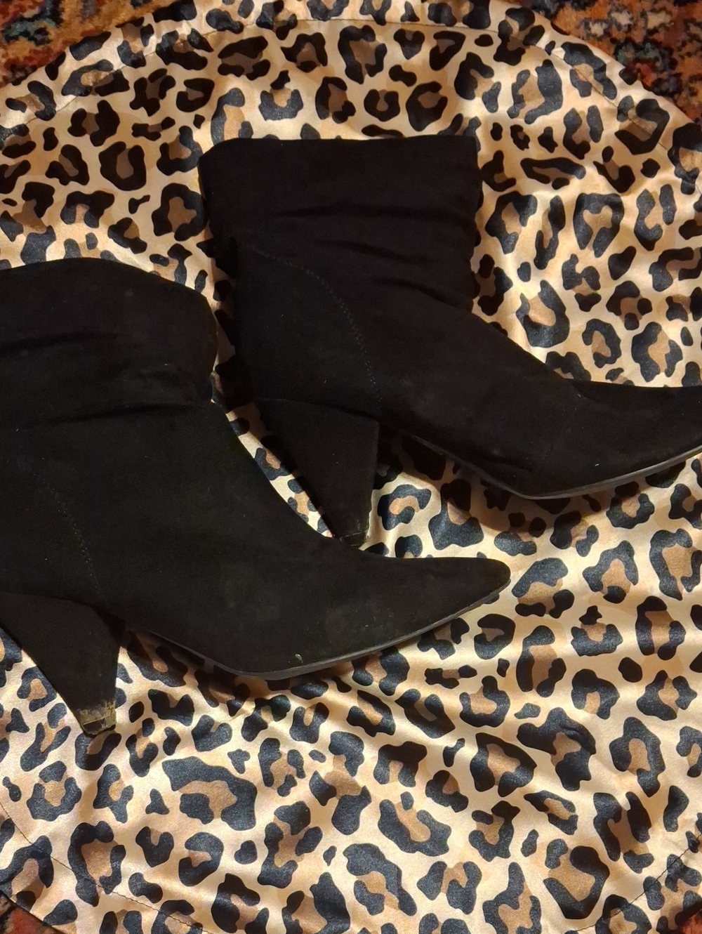 Source Unknown Black Suede Pointed-Toe Mid-Heel Ankle Boots